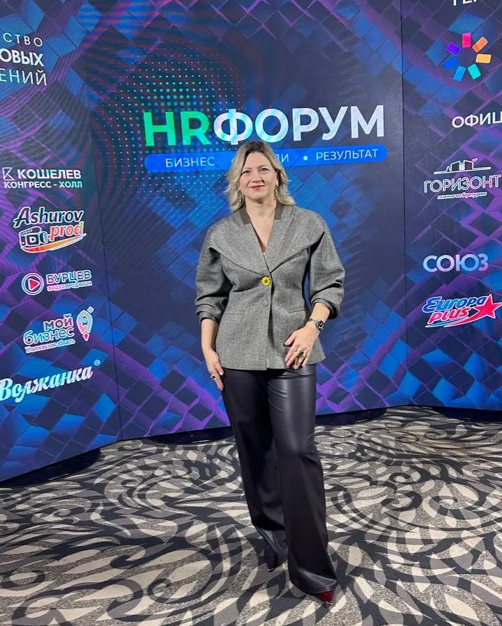 Ирина Сальникова у пресс-волла HR-форума