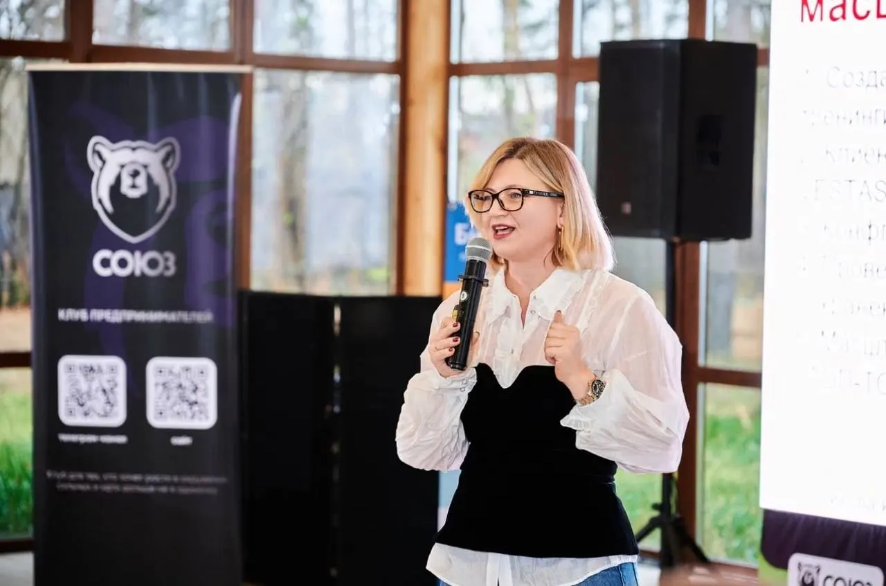 Ирина Сальникова выступает перед залом клуба предпринимателей